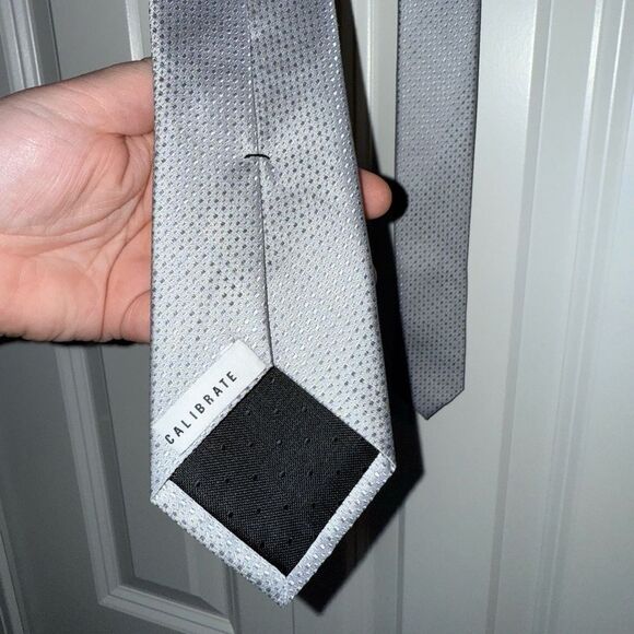 Calibrate Anser Solid Silk Tie in Charcoal - Picture 7 of 8